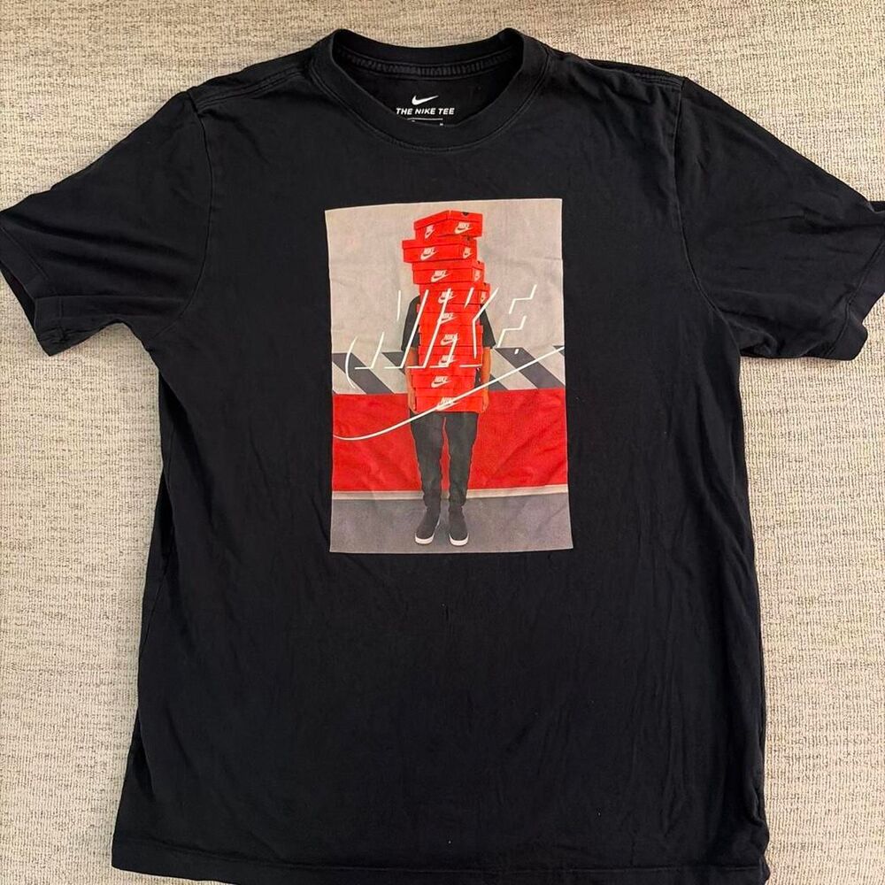 Nike Men's Black and Navy T-shirt